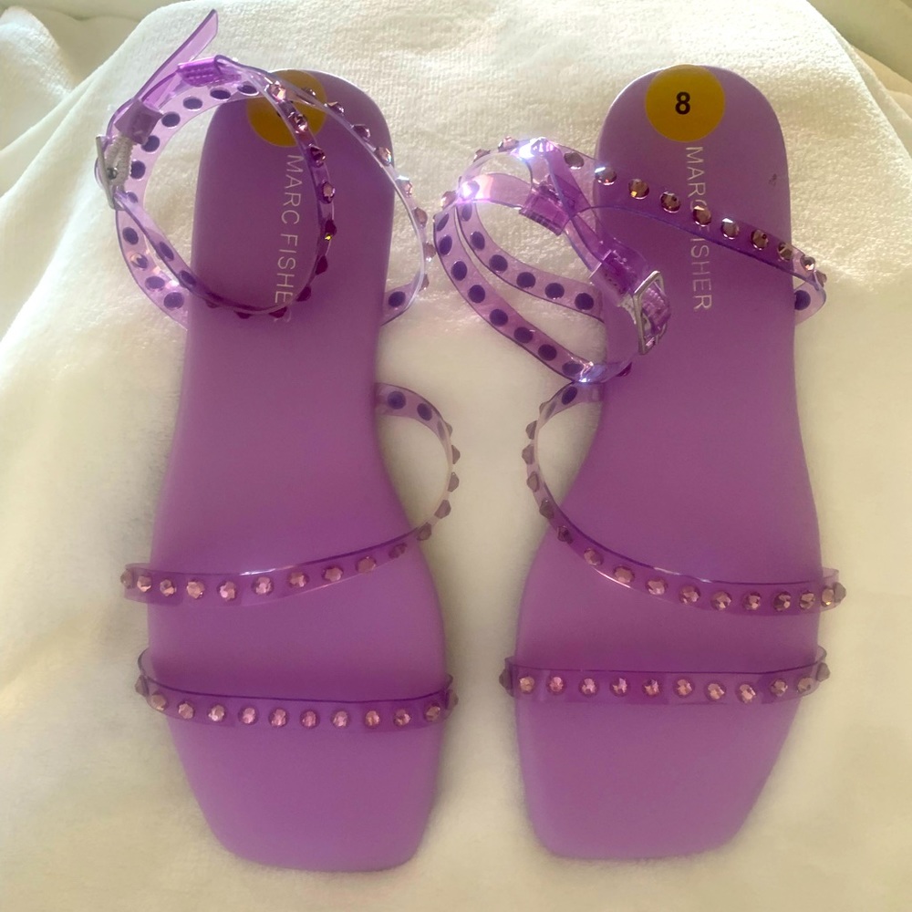 Marc fisher
FONOO square flat toe Sandals purple lilac